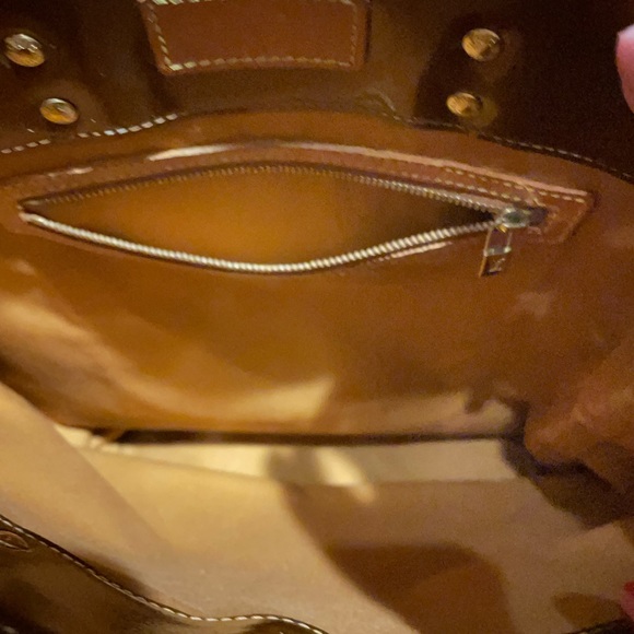 LOUIS VUITTON TOTE.. BRONZE VERNIS DESIGN. GREAT BAG Stored in a dust bag. - Picture 8 of 11